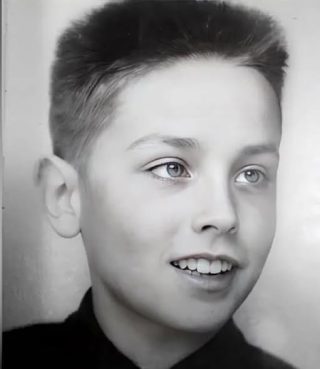 ¿Puedes adivinar quién es?: Las primeras luchas de un actor famoso, desde su infancia problemática hasta convertirse en un ícono de Hollywood.